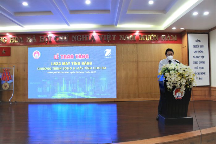 Ông Ngô Xuân Trường đại diện VNPT phát biểu tại lễ trao tặng máy tính bảng 25012022