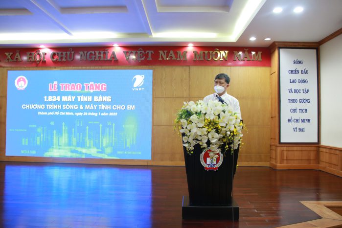 Ông Nguyễn Văn Hiếu đại diện Sở GD phát biểu tại lễ trao tặng máy tính bảng 25012022