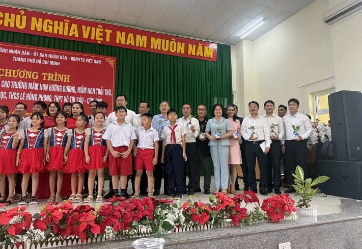 VNPT đồng hành trao tặng Phòng học số, lan tỏa chuyển đổi số giáo dục đến Côn Đảo