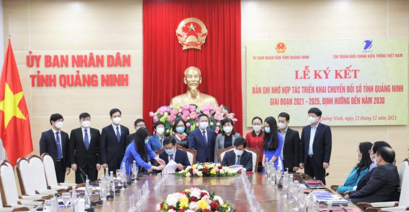 Lãnh đạo tỉnh Quảng Ninh và VNPT ký kết và trao bản ghi nhớ hợp tác triển khai chuyển đổi số toàn diện tỉnh Quảng Ninh giai đoạn 2021-2026