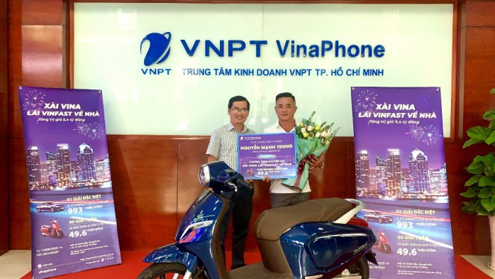 Vinaphone trao thưởng khách hàng may mắn trúng giải xe Vinfast